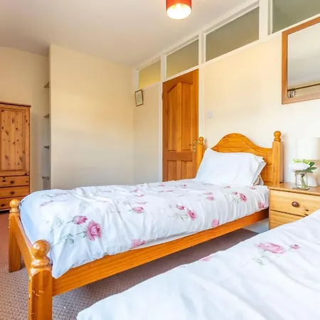 Lake District, Spacious Holiday Home, Sleeps 11, Village Location Дом отдыха *
