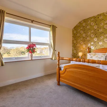 Feriehus Lake District, Spacious Holiday Home, Sleeps 11, Village Location
